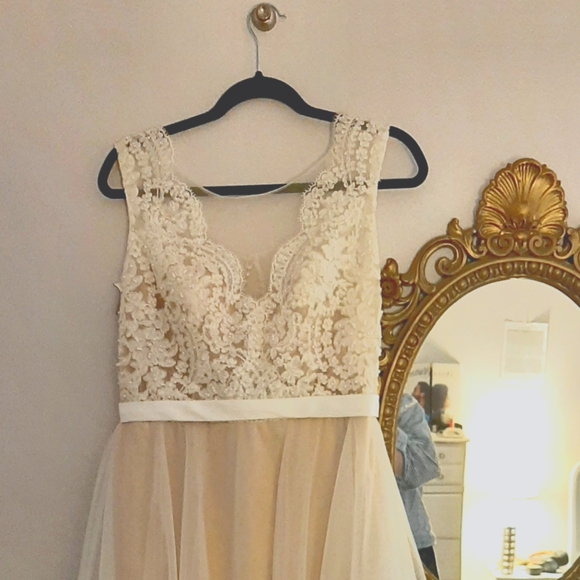 Wedding Dress - Picture 1 of 8